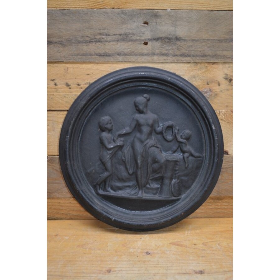 Moeder met 2 kinderen ronde gietijzeren plaat-1