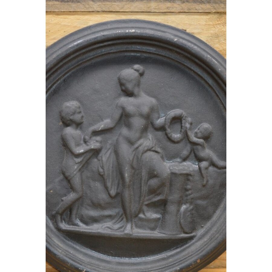 Moeder met 2 kinderen ronde gietijzeren plaat-2