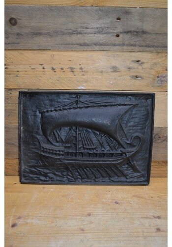 Gietijzeren kachelplaat met een oud schip 