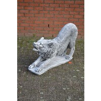 thumb-Wolf in doorgebogen houding betonnen tuinbeeld-3