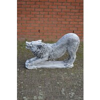 thumb-Wolf in doorgebogen houding betonnen tuinbeeld-4