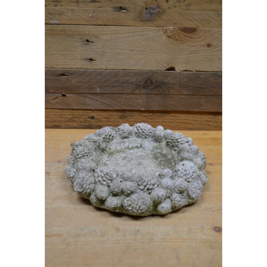 Betonnen schaal met dennenappel rand-3