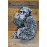 thumb-Betonnen beeld van een chimpansee met aansprekend uiterlijk-3