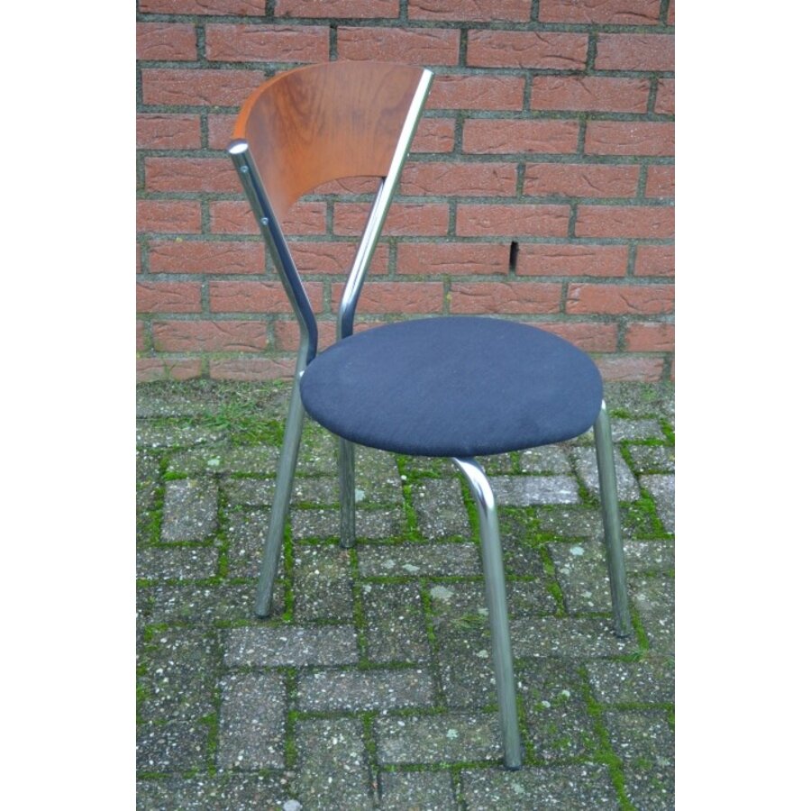 Design stoel met een verchroomd onderstel-1