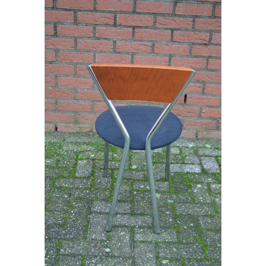 Design stoel met een verchroomd onderstel-3