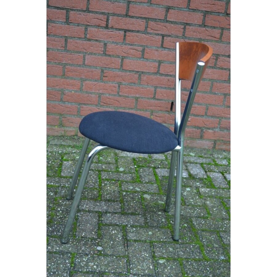 Design stoel met een verchroomd onderstel-4