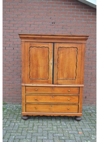 Biedermeierkabinet of linnenkast 