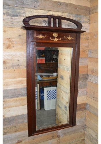 Antieke spiegel met facet en plankje 