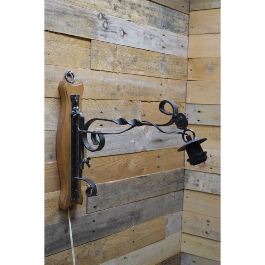 Wandlamp smeedijzer op beukenhouten plank landelijk-2