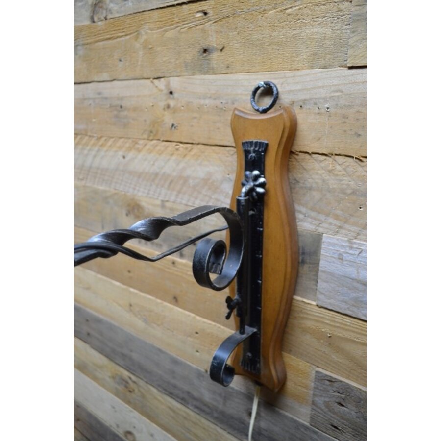 Wandlamp smeedijzer op beukenhouten plank landelijk-5