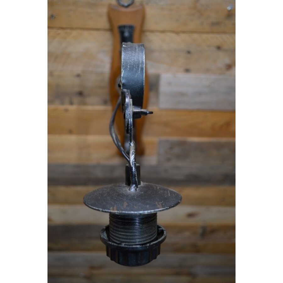 Wandlamp smeedijzer op beukenhouten plank landelijk-6