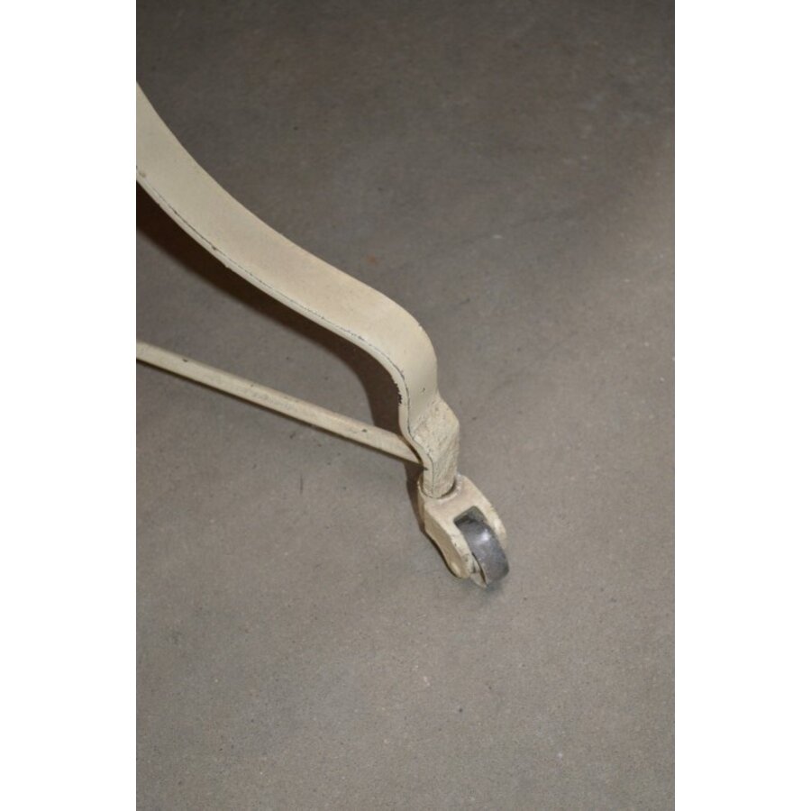 Antieke metalen wieg-2