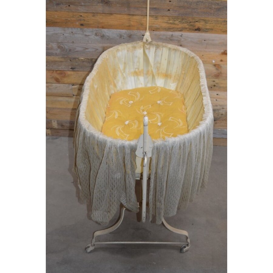 Antieke metalen wieg-4