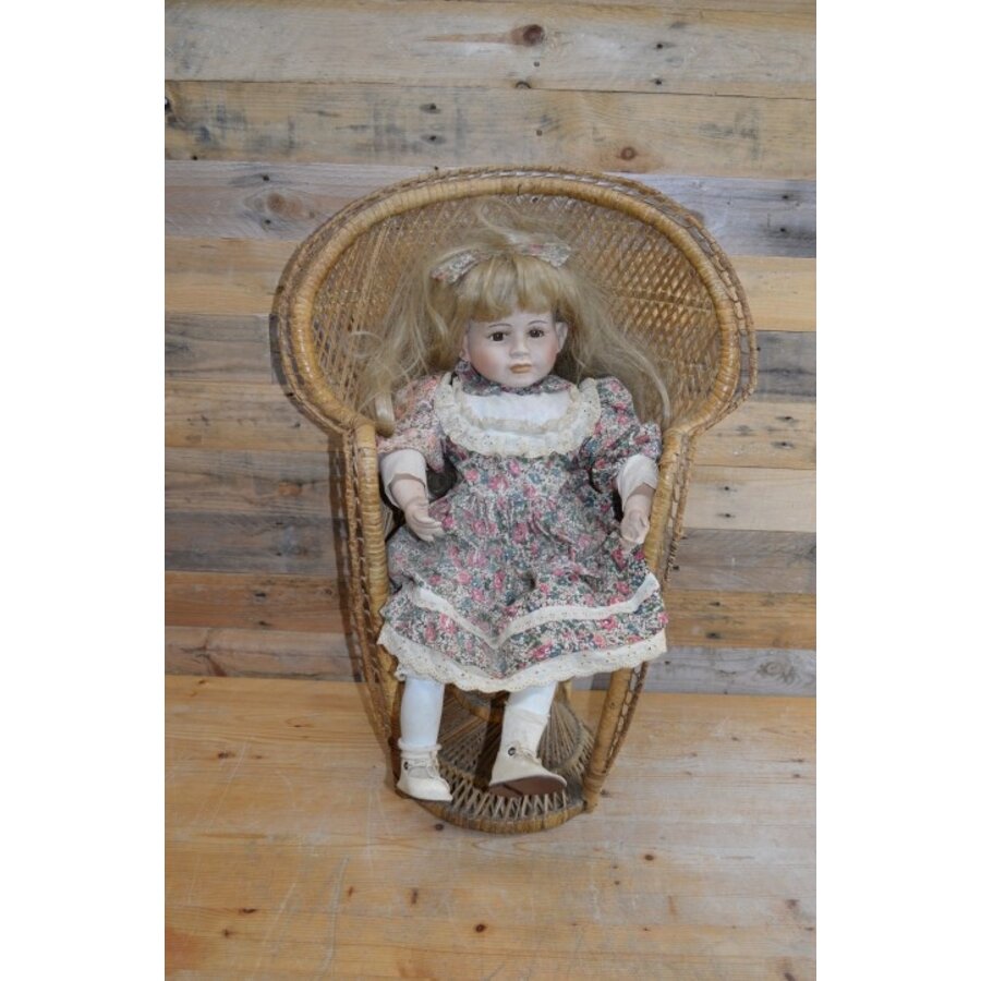Vintage pauwenstoel Emmanuelle met porseleinen pop rotan-1