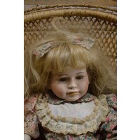 thumb-Vintage pauwenstoel Emmanuelle met porseleinen pop rotan-2