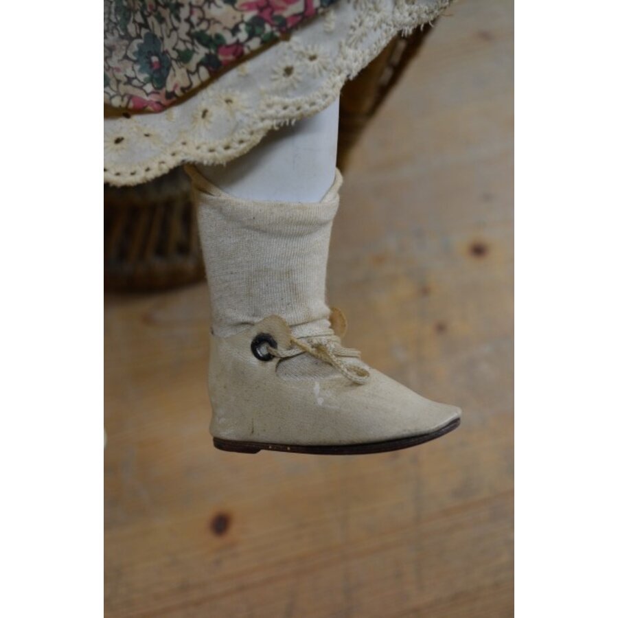 Vintage pauwenstoel Emmanuelle met porseleinen pop rotan-5