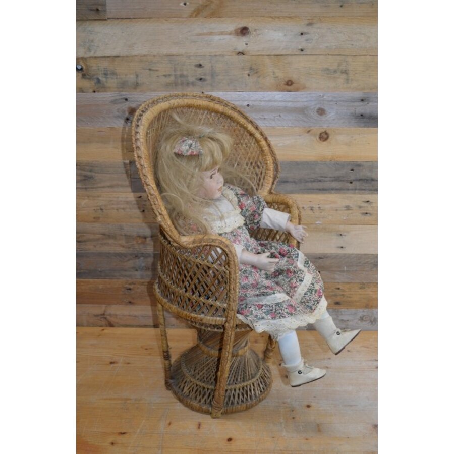 Vintage pauwenstoel Emmanuelle met porseleinen pop rotan-6
