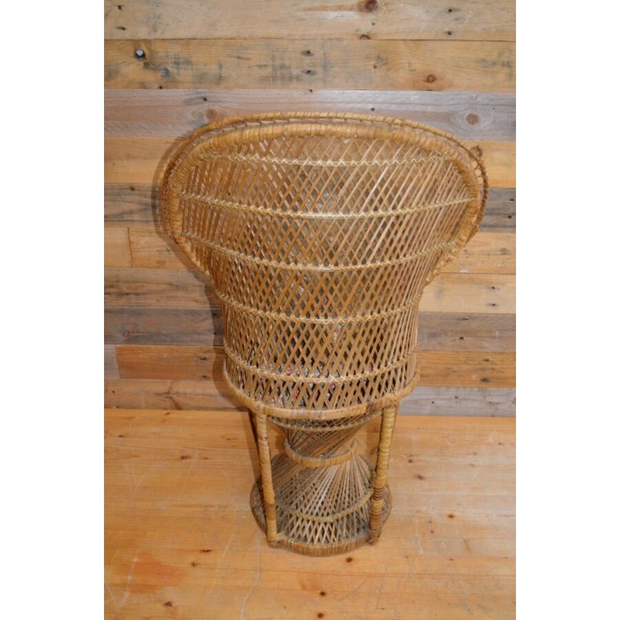 Vintage pauwenstoel Emmanuelle met porseleinen pop rotan-7