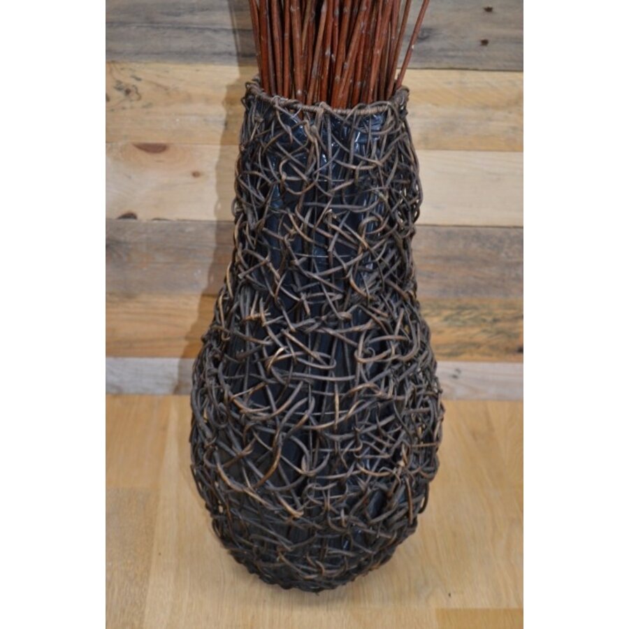 Gevlochte vaas met een bos takken-2