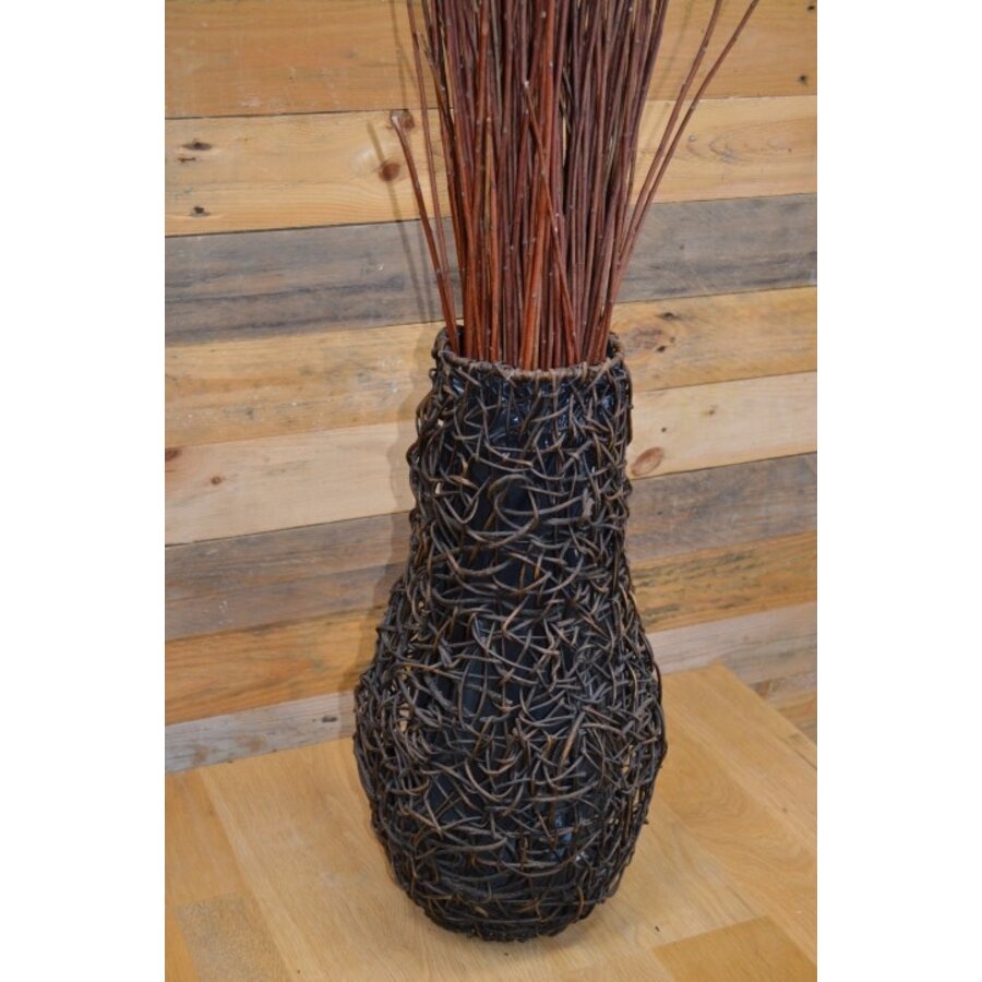 Gevlochte vaas met een bos takken-4