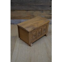 thumb-Eikenhouten kistje met houtsnijwerk-1