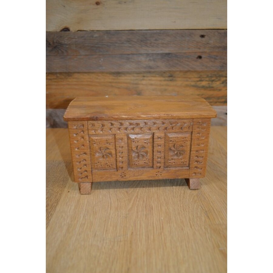 Eikenhouten kistje met houtsnijwerk-2