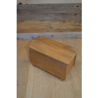 thumb-Eikenhouten kistje met houtsnijwerk-3