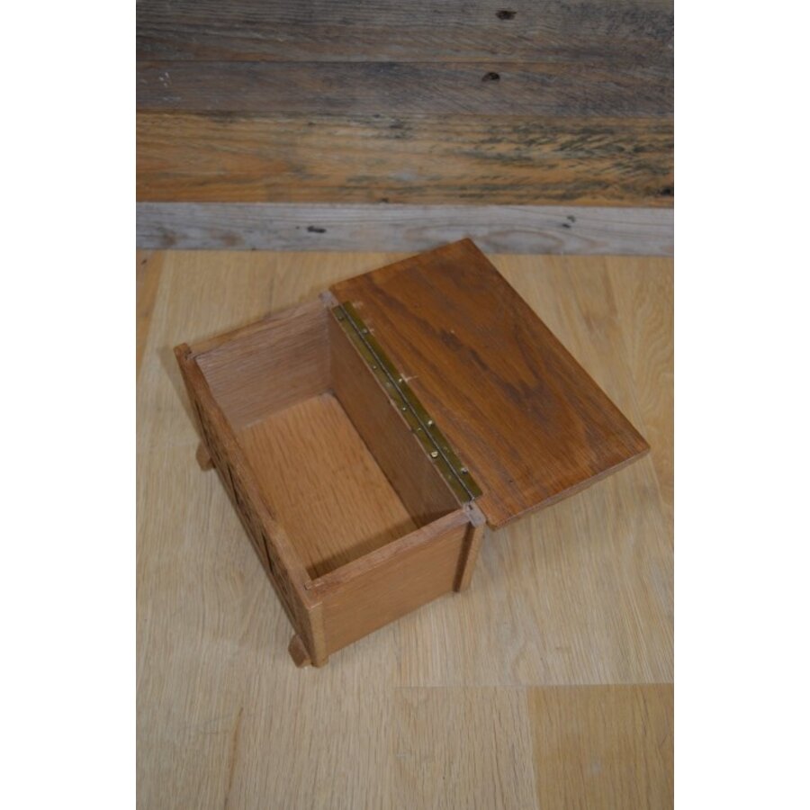 Eikenhouten kistje met houtsnijwerk-7