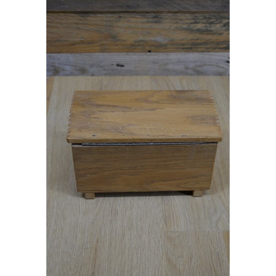 Eikenhouten kistje met houtsnijwerk-8