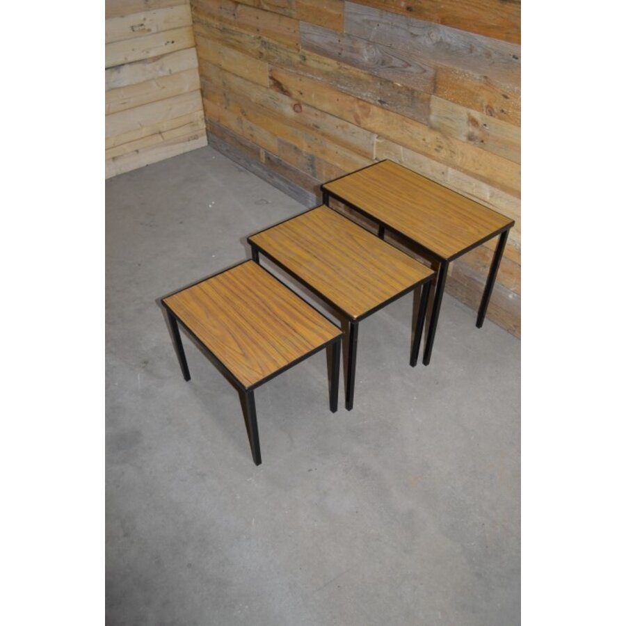 Retro mid century miniset van 3 bijzettafels met metalen frame en formica blad-1