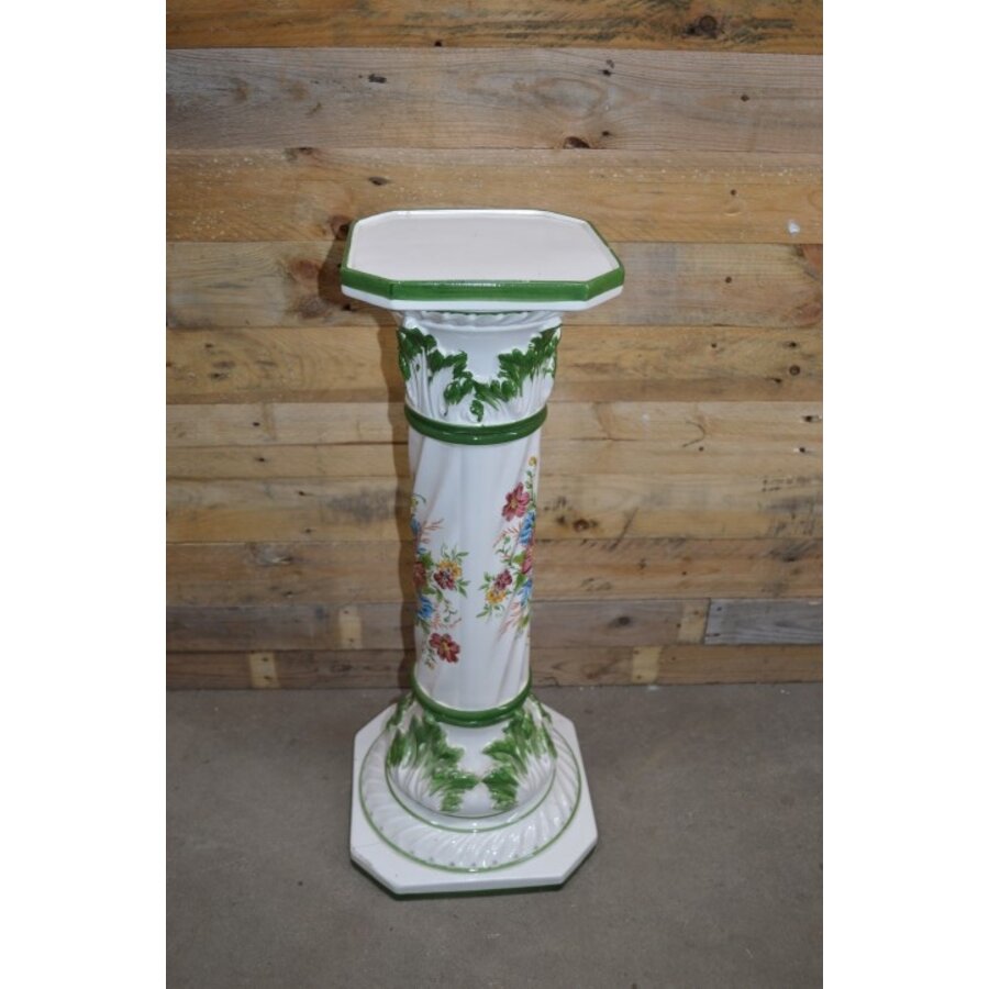 Glanzende porseleinen piëdestal met reliëfdecoratie en bloemenmotief-2