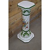 LoodsVol, Tweedehands Porseleinen piëdestal met bloemenmotief – decoratieve zuil / jardinière