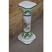 Glanzende porseleinen piëdestal met reliëfdecoratie en bloemenmotief