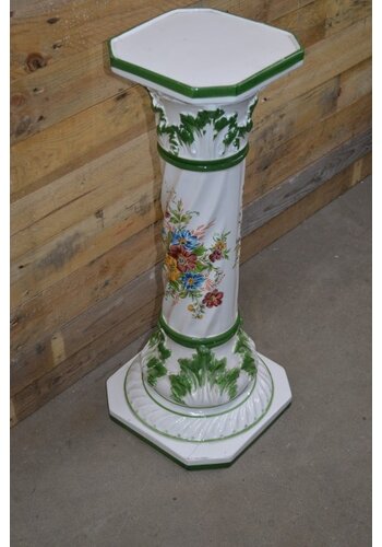 Porseleinen piëdestal met bloemen 