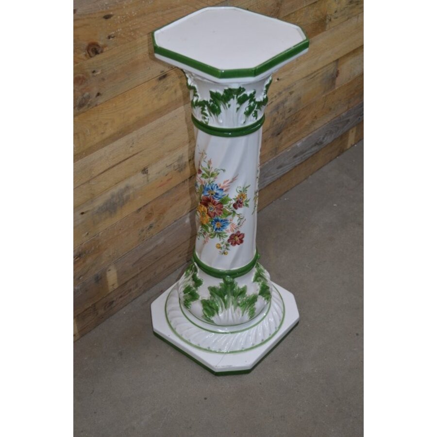 Glanzende porseleinen piëdestal met reliëfdecoratie en bloemenmotief-1