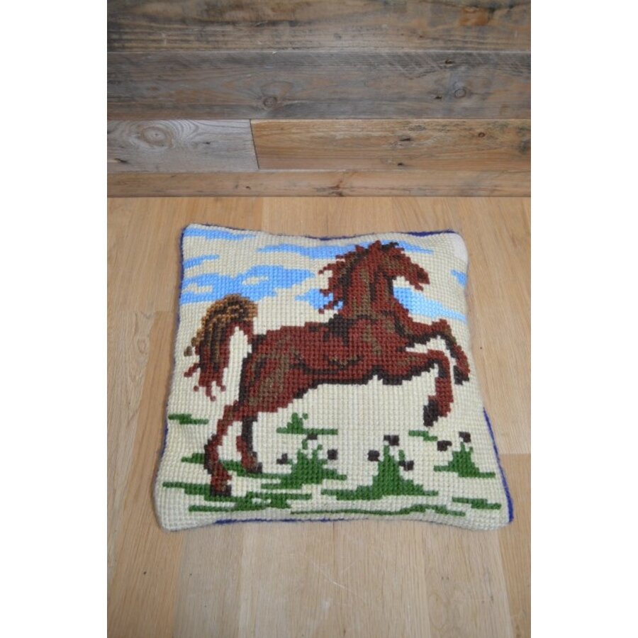 Vintage kussen geborduurd paard-1