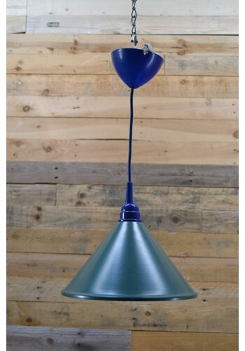 Hanglamp met een metalen kap 