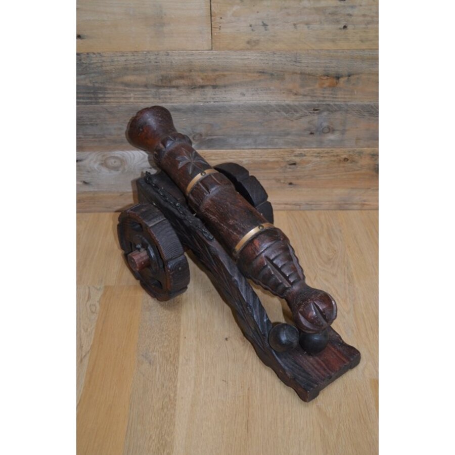 Houten kanon op wielen-4