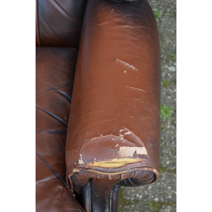 Retro Chesterfield armstoel van donkerbruin leer-3