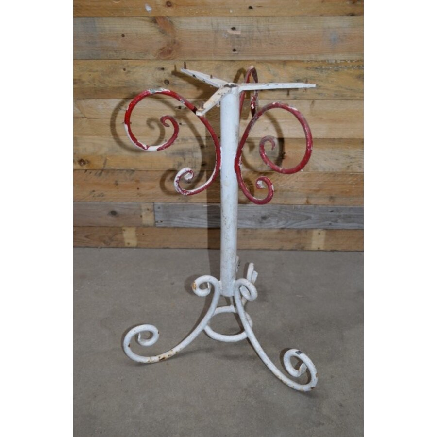 Antieke tafelpoot van metaal-1