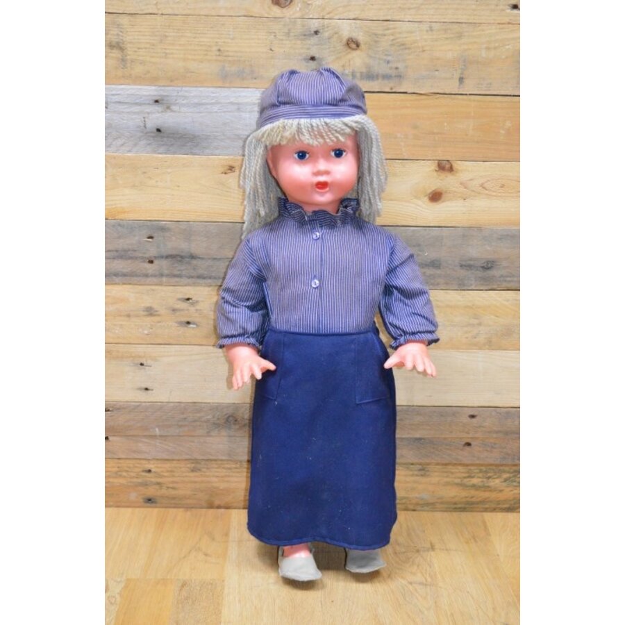 Vintage kunststof speelpop meisje met blauwe rok-1