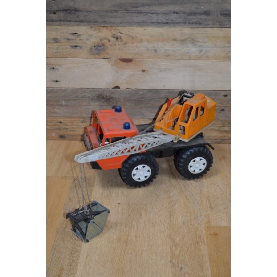 Vrachtwagen met graafmachine-1
