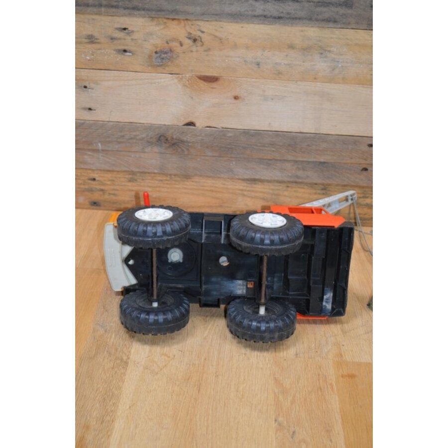 Vrachtwagen met graafmachine-9