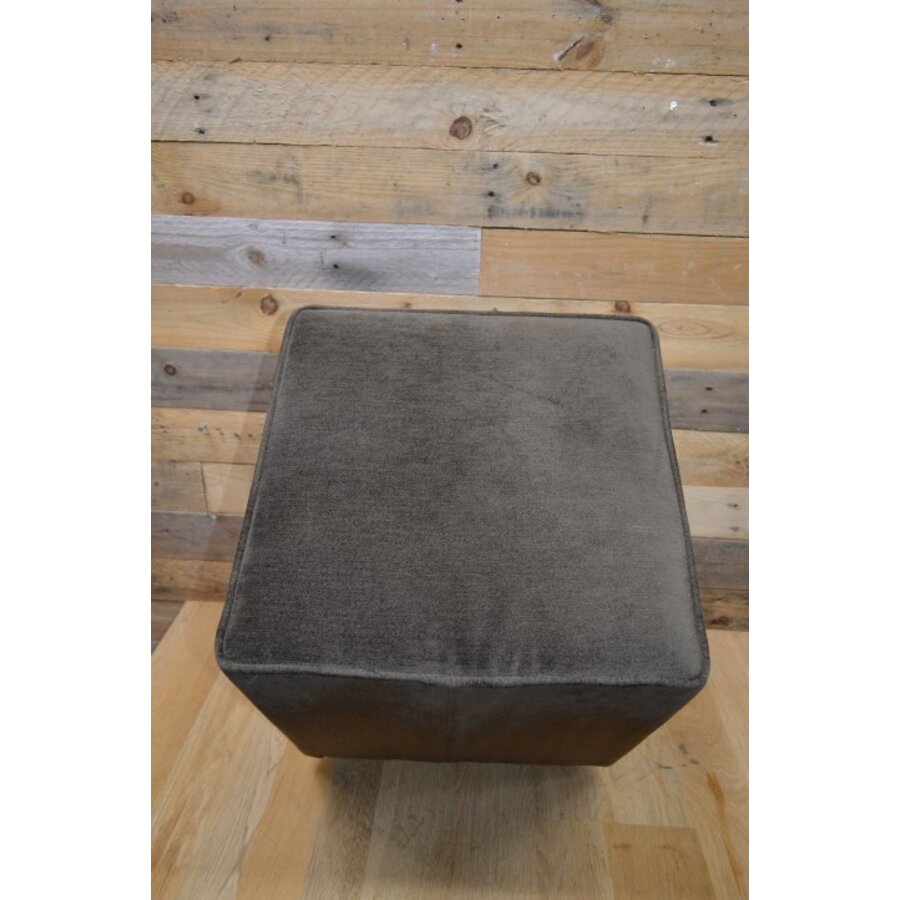 Bruine zithocker met houten pootjes-4