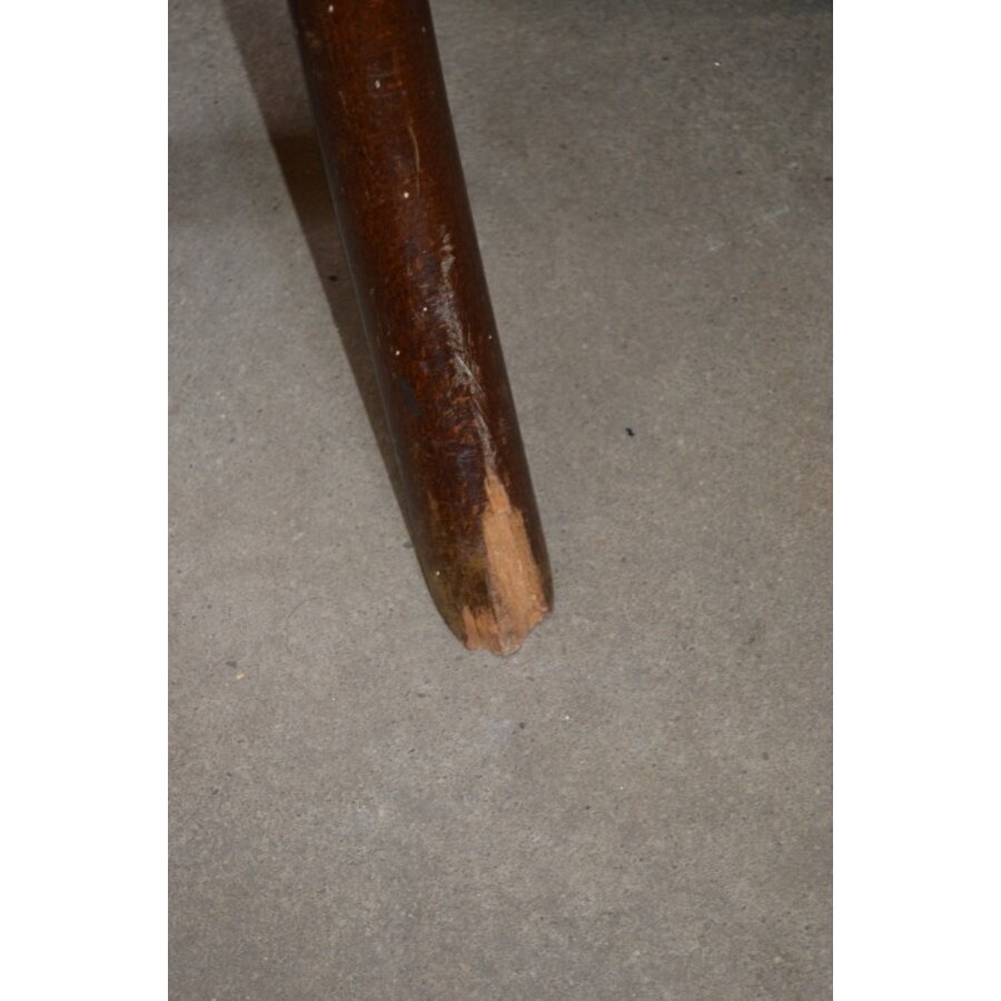 Antiek zitkrukje rond-2