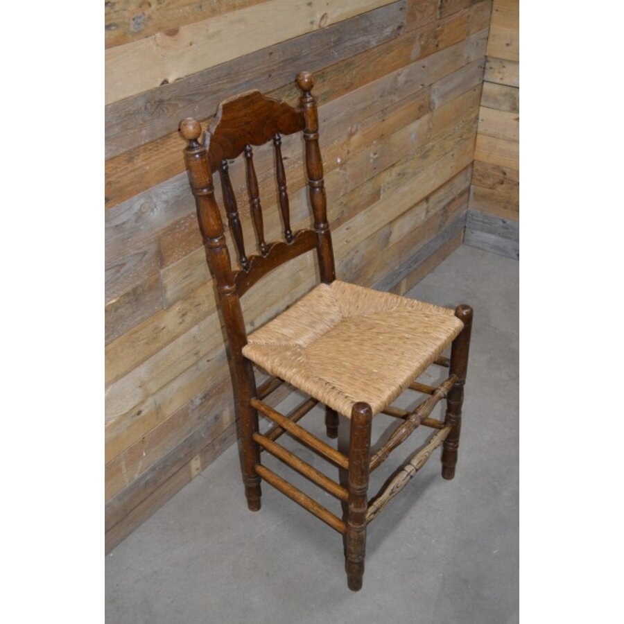 Oude knopstoel met biezen mat en massief houten frame-1