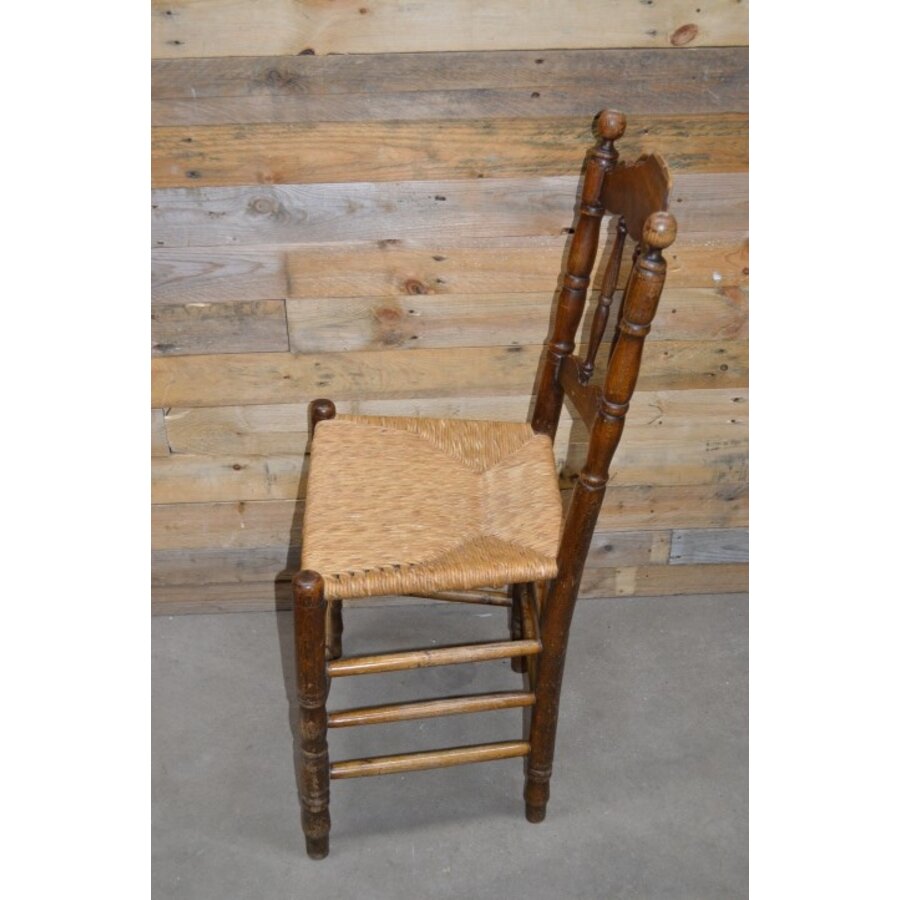 Oude knopstoel met biezen mat en massief houten frame-3