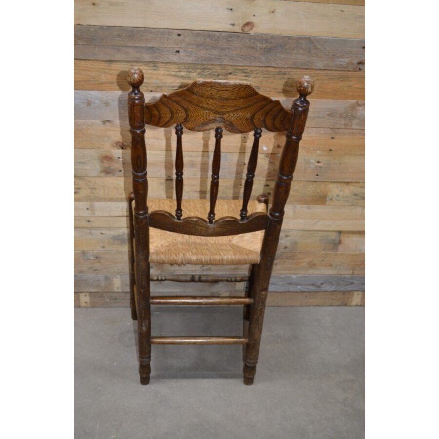Oude knopstoel met biezen mat en massief houten frame-4