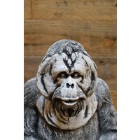 thumb-Betonnen orang-oetan – decoratief tuinbeeld met waakzame uitstraling-2