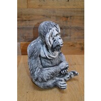 thumb-Betonnen orang-oetan – decoratief tuinbeeld met waakzame uitstraling-3